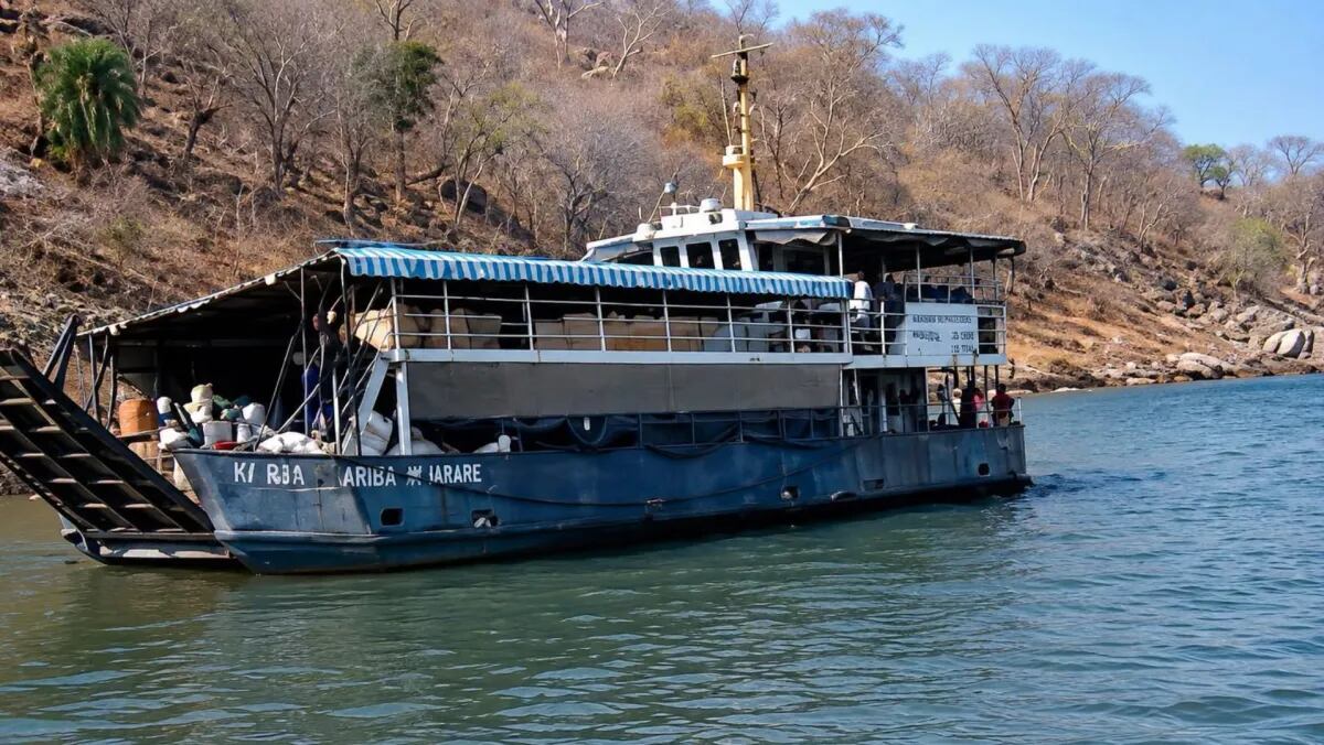 Un barco se hundió en un río con cocodrilos en Zimbabue, este es el número de víctimas