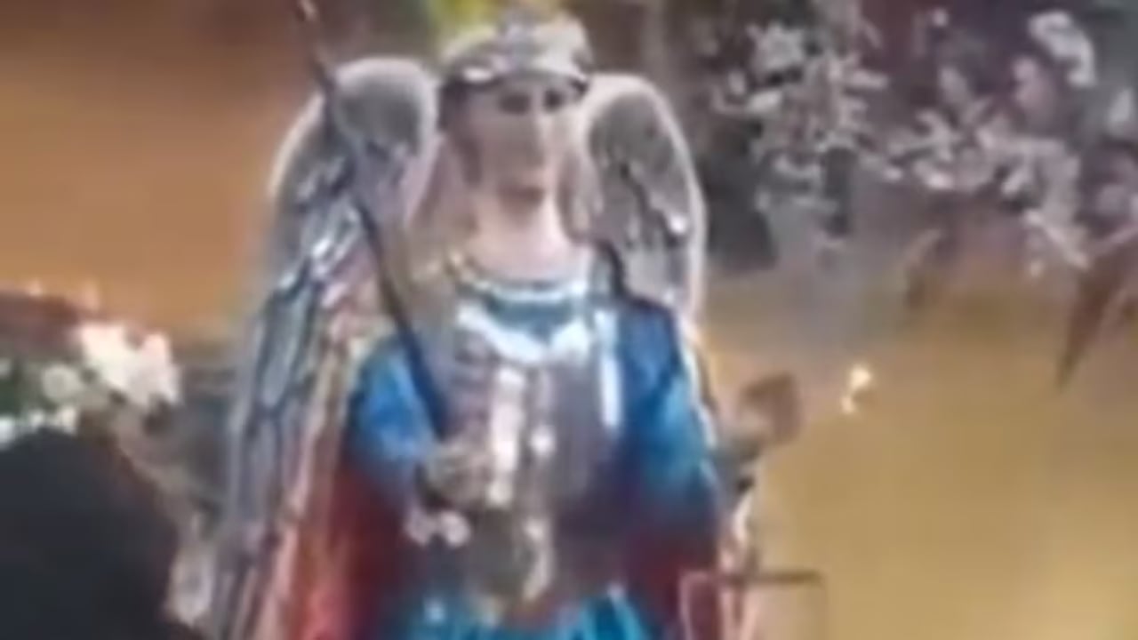 VIDEO: Captan el MOMENTO EXACTO en el que se MUEVE una imagen de San Miguel Arcángel en una iglesia; ¿lloró lágrimas de sangre?