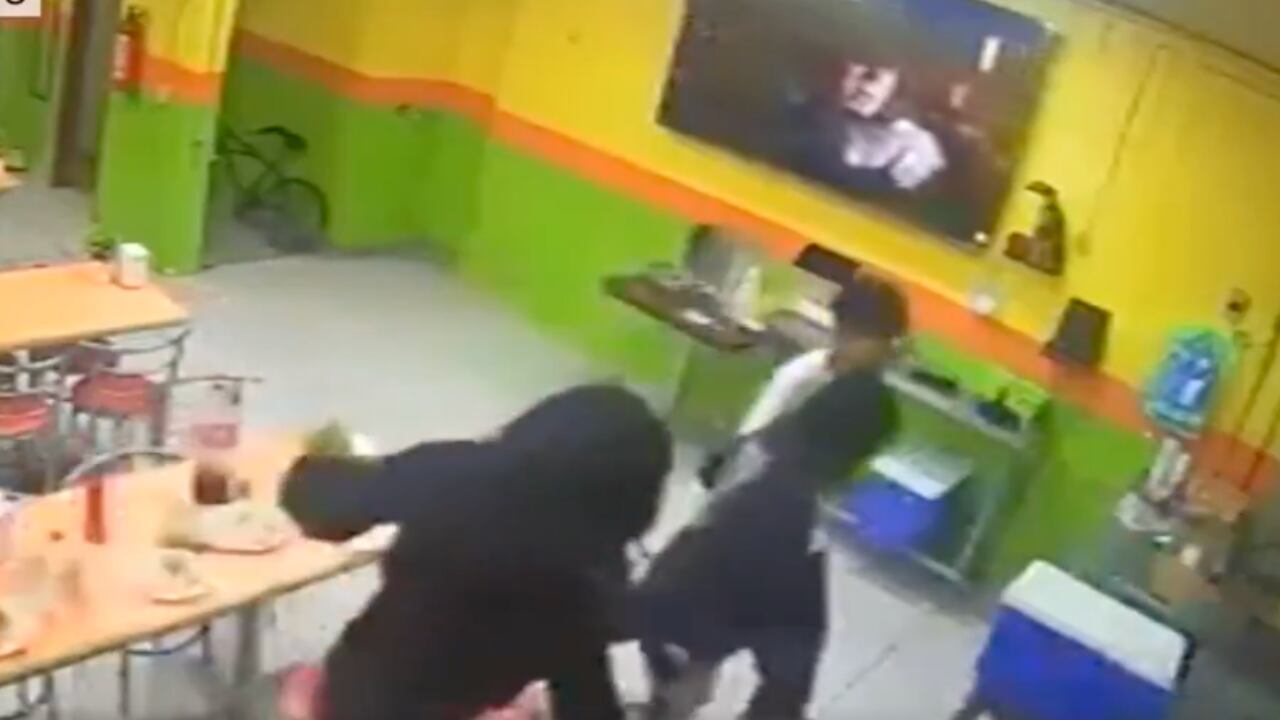 VIDEO: ¡Se fueron sin pagar! Cuatro jóvenes en una taquería salieron sin pagar la cuenta