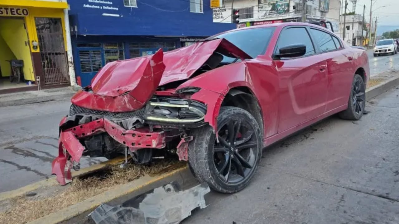 Taxi sale proyectado hasta una refaccionaria; esto pasó con los conductores en Ciudad Valles