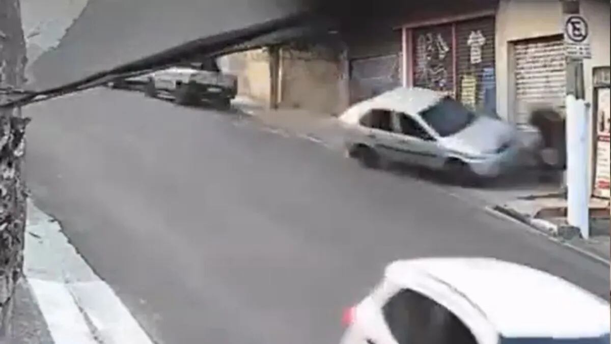 VIDEO: Conductor de un automóvil atropelló a asaltantes después de ser víctima de robo en Brasil
