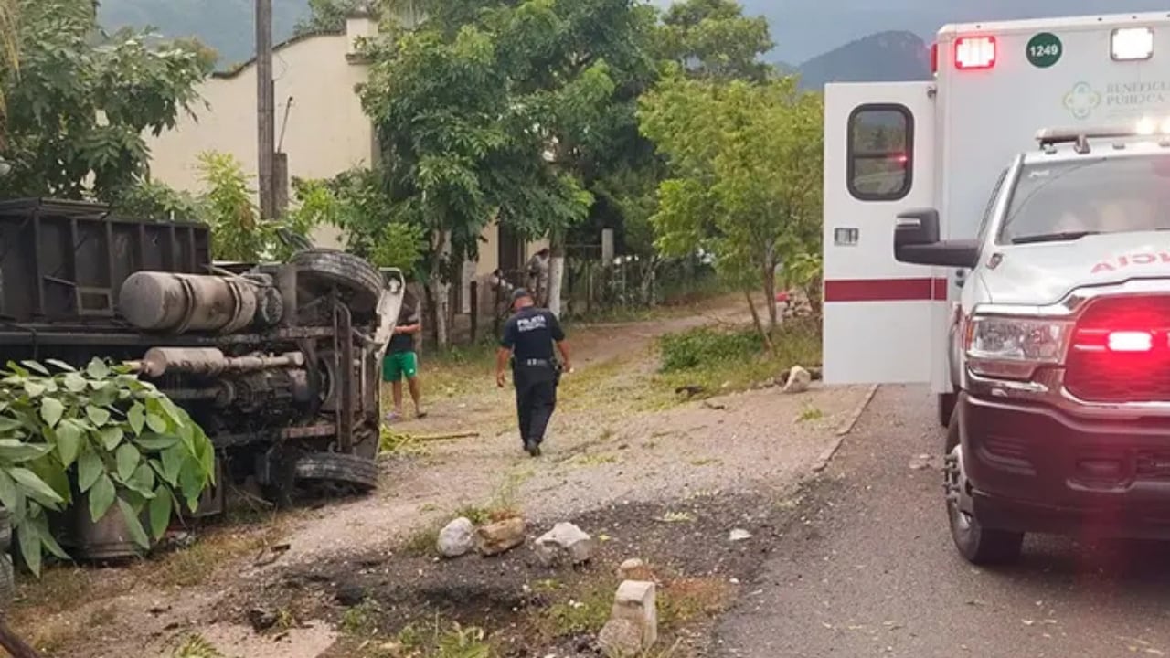 Camión chocó contra una palmera y volcó en la Huasteca en San Luis Potosí, ¿cuáles fueron las consecuencias? 